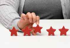 客户经验反馈概念红色的星星评级优秀的服务女手满足白色表格