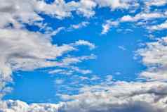 清晰的蓝色的天空多云的背景壁纸