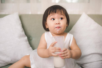可爱的婴儿女孩喝牛奶牛奶胡子首页