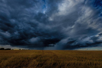 黑暗风暴云农业场秋天即将到来的风暴飓风雷雨