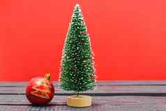圣诞节作文装饰最小的绿色冷杉树分支机构雪球红色的背景