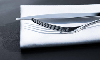 叉刀白色餐巾表格奢侈品餐厅在户外细餐厅菜单婚礼事件食物<strong>餐饮服务</strong>概念