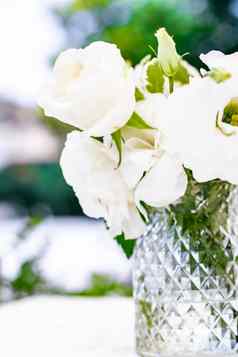 婚礼装饰表格装饰花美花束白色玫瑰奢侈品餐厅美丽的花夏天花园
