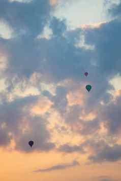 热空气气球色彩斑斓的天空云