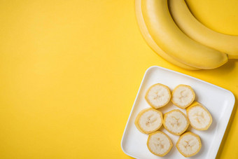 北海香蕉切片香蕉菜黄色的背景