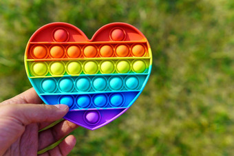色彩斑斓的玩具流行形式心手特写镜头