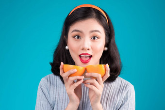 健康的食物微笑可爱的<strong>美女照片</strong>亚洲女孩持有橙色蓝色的背景