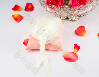 美丽的枕头婚礼环玫瑰花瓣