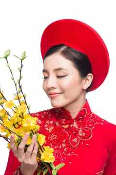 肖像美丽的亚洲女人传统的节日服装戴曼菊持有花五月树安德娜无可指责花