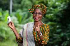 肖像非洲女人展示信贷卡自然背景