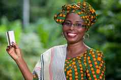 肖像非洲女人展示信贷卡自然背景