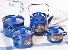 厨房用具集蓝色的锅水壶