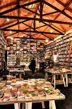 书店货架上完整的书obidos