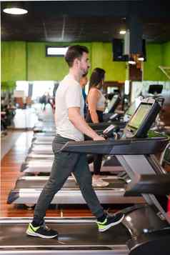 男人。锻炼有氧运动运行锻炼跑步机健身健身房