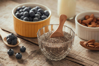 新鲜的蓝莓杏仁传讲种子牛奶木董事会理想的健康的早餐概念