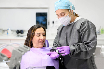牙医显示女人病人矫正硅胶教练移动矫正设备牙科修正