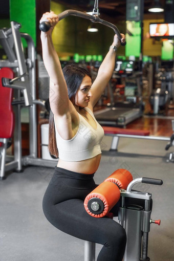 年轻的女运动员锻炼年机健身房