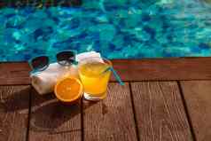 夏季橙色汁他太阳镜放松游泳池