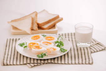 软煮熟的鸡蛋烤面包健康的健身早餐