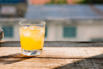 完整的玻璃橙色汁特写镜头新鲜的橙色汁木表格焦点身份不明的餐厅早....夏天