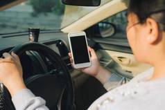模型图像女人司机智能手机空白屏幕车