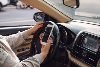 模型图像女人手移动智能手机空白屏幕开车车离开首页剪裁路径