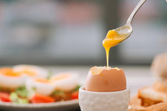 新鲜煮熟的白色蛋木董事会健康的健身早餐