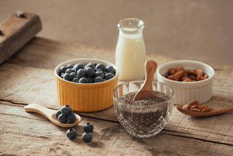 新鲜的蓝莓杏仁传讲种子牛奶木董事<strong>会理</strong>想的健康的早餐概念