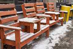 木板凳上表站街覆盖雪