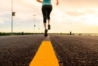 运动员运行路小道日落培训马拉松健身运动模糊女人锻炼在户外