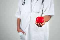 医疗保健概念女人医生手持有红色的心