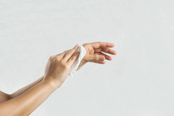 女人清洁手白色软组织纸孤立的白色背景