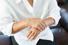 手腕手疼痛女人医疗保健问题高级概念