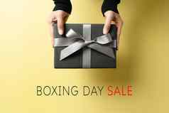 拳击一天出售年轻的女人手礼物盒子提供接收机