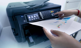 办公室工人打印纸多功能激光打印机复制打印扫描传真机办公室文档纸工作打印技术手新闻复印机持有纸