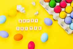 复活节一天兔子兔子装饰鸡蛋黄色的背景
