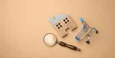 模型木房子微型购物车放大玻璃光棕色（的）背景首页搜索概念租金购买抵押贷款