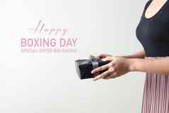 拳击一天出售年轻的女人持有礼物盒子提供接收机