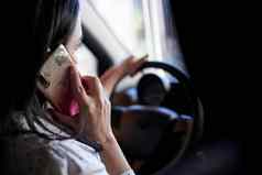 不安全的开车会说话的电话开车