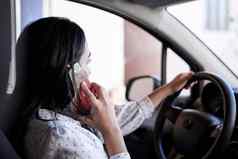 不安全的开车会说话的电话开车