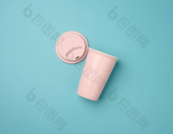 空粉红色的陶瓷杯橡胶成员卡布奇诺咖啡咖啡蓝色的背景
