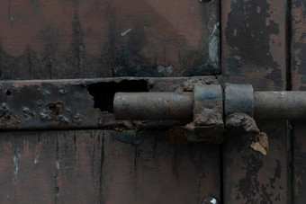 生锈的门闩处理金属通过城堡房子地下室房间通过