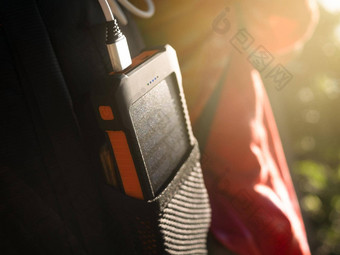 可<strong>充电</strong>移动权力包太阳能面板年轻的女旅行者的背包特写镜头连接<strong>充电</strong>移动平板电脑聪明的电话