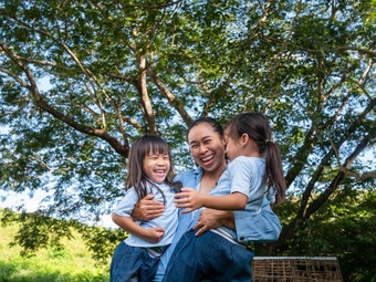 兄弟姐妹女孩<strong>妈妈</strong>笑拥<strong>抱</strong>温暖的阳光明媚的夏天一天花园年轻的女孩<strong>妈妈</strong>。支出一天公园