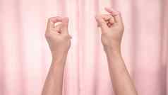 手拍摄手指孤立的粉红色的背景孤立的女手闪烁手指节奏音乐标志语言
