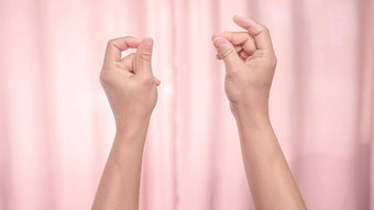 手拍摄手指孤立的粉红色的背景孤立的女手闪烁手指<strong>节奏音乐</strong>标志语言