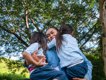 兄弟姐妹女孩<strong>妈妈</strong>笑拥<strong>抱</strong>温暖的阳光明媚的夏天一天花园年轻的女孩<strong>妈妈</strong>。支出一天公园