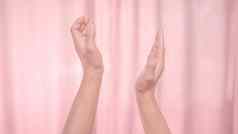 手鼓掌孤立的粉红色的背景孤立的女手鼓掌象征升值标志语言
