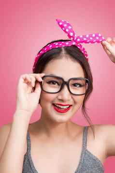 时尚肖像亚洲女孩太阳镜站粉红色的背景