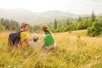 山旅行家庭野餐绿色旅行活跃的夏天假期生活方式旅行山家庭假期孩子们徒步旅行山假期旅行家庭假期孩子们父母快乐时间